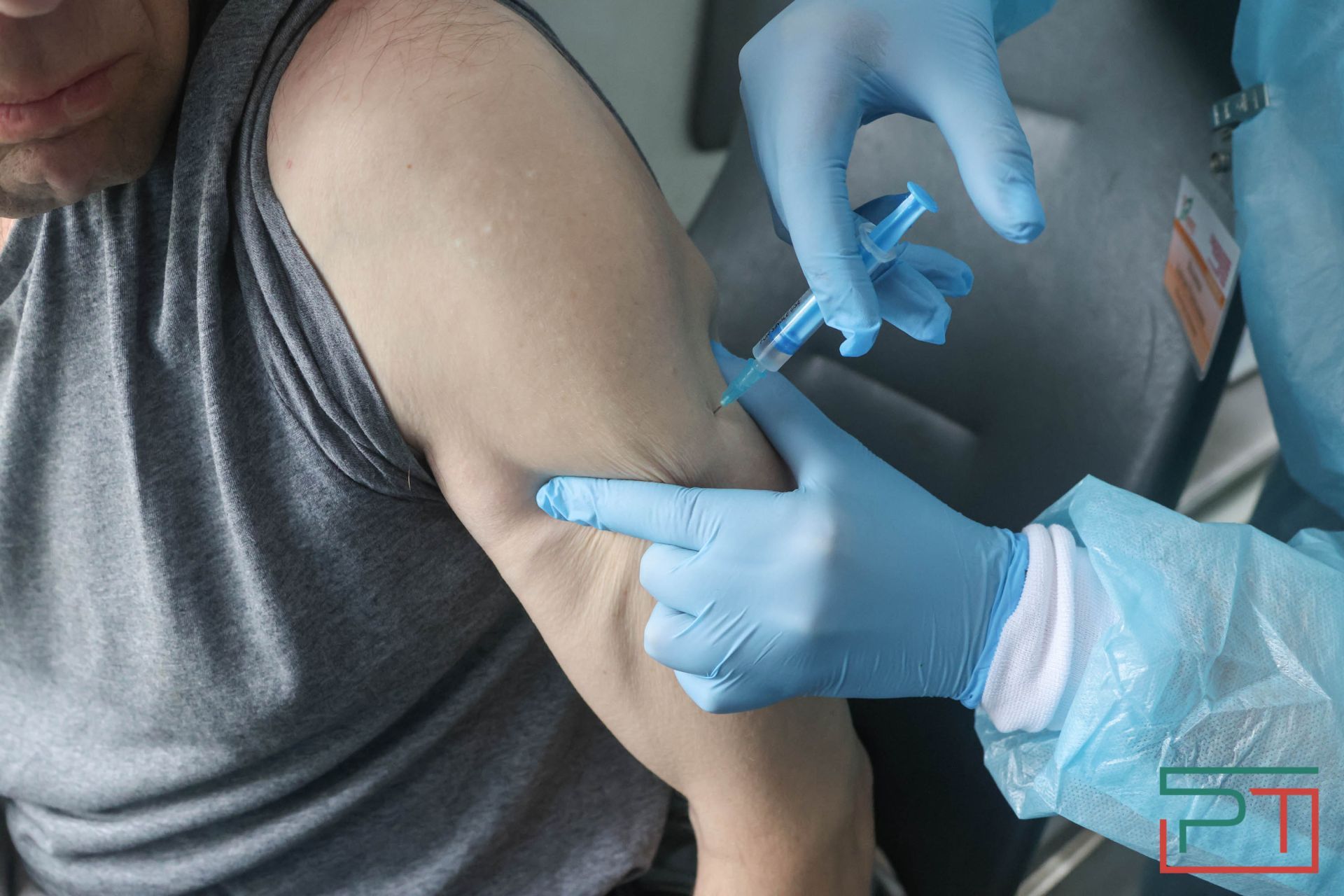 У станций метро в Казани начали работу пункты вакцинации