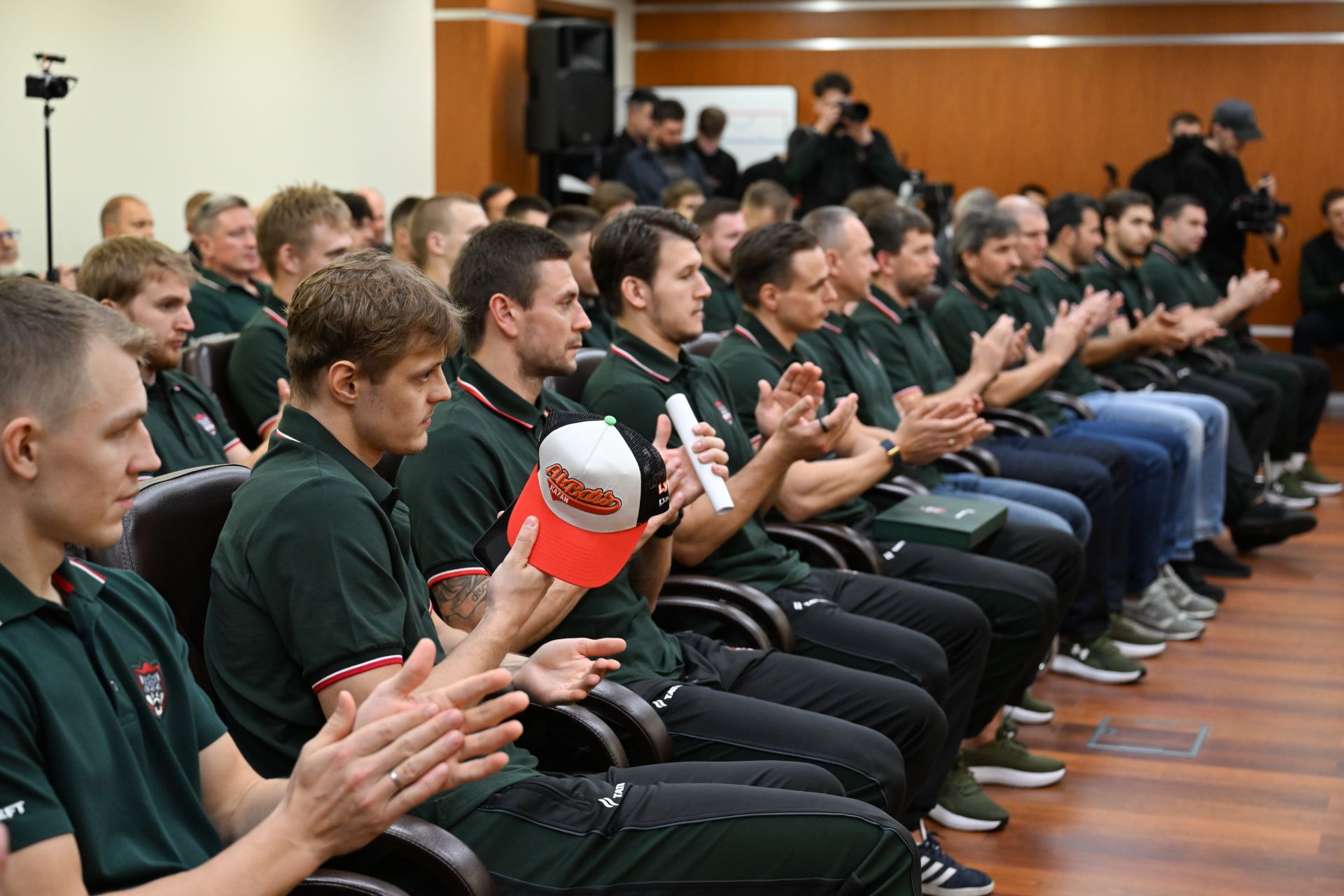 Минниханов встретился с игроками и тренерами «Ак Барса» перед стартом чемпионата КХЛ