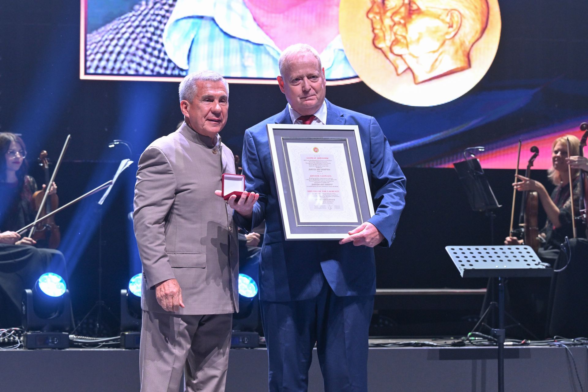 Минниханов в Казани вручил Арбузовскую премию ученому из Венгрии