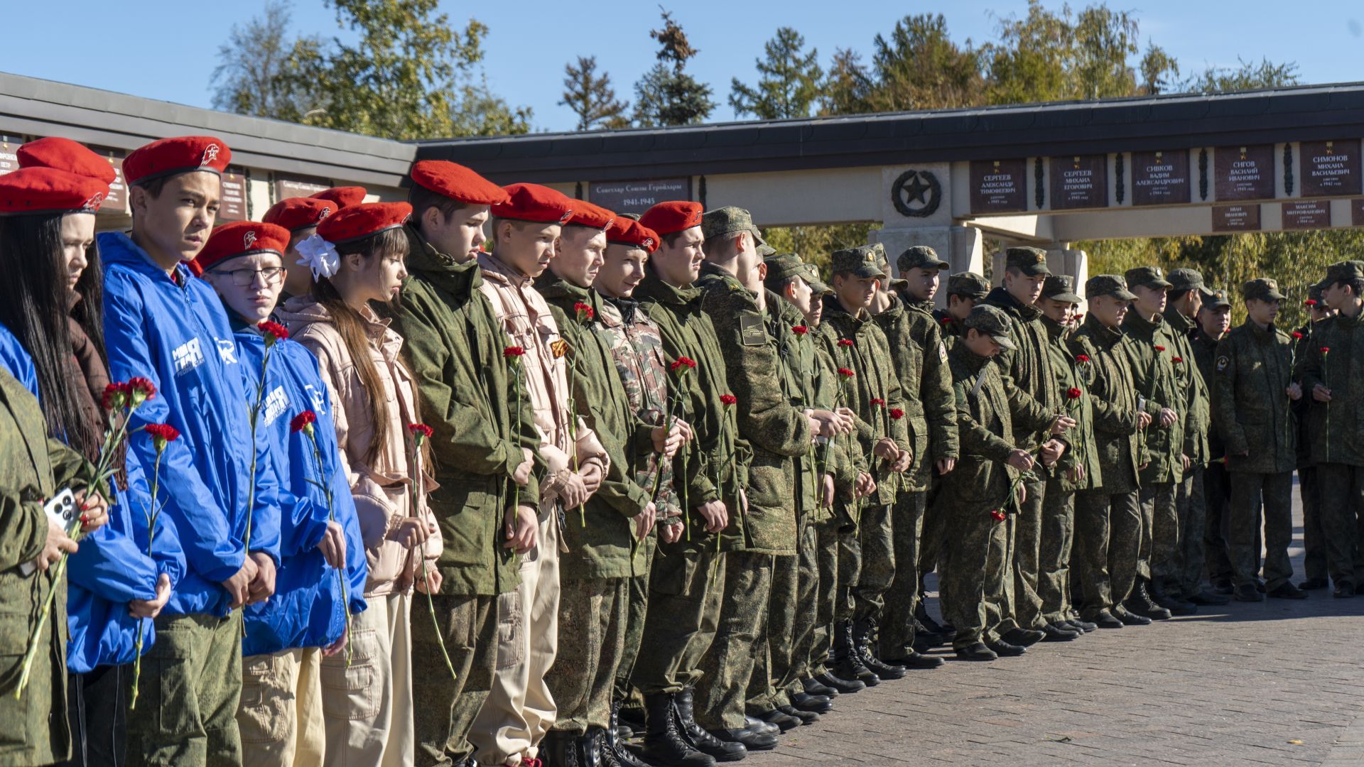 В казанском парке Победы возложили цветы к Вечному Огню в День воссоединения Донбасса с РФ