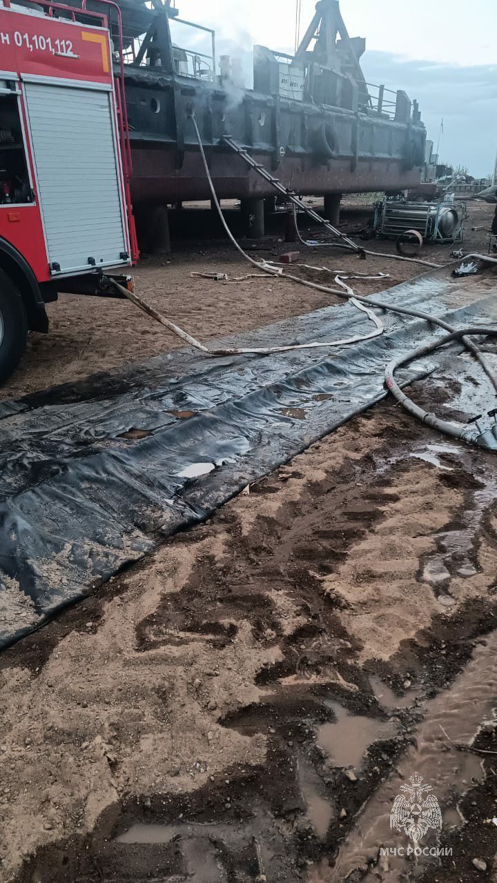 Плавучий кран загорелся в Набережных Челнах во время сварки