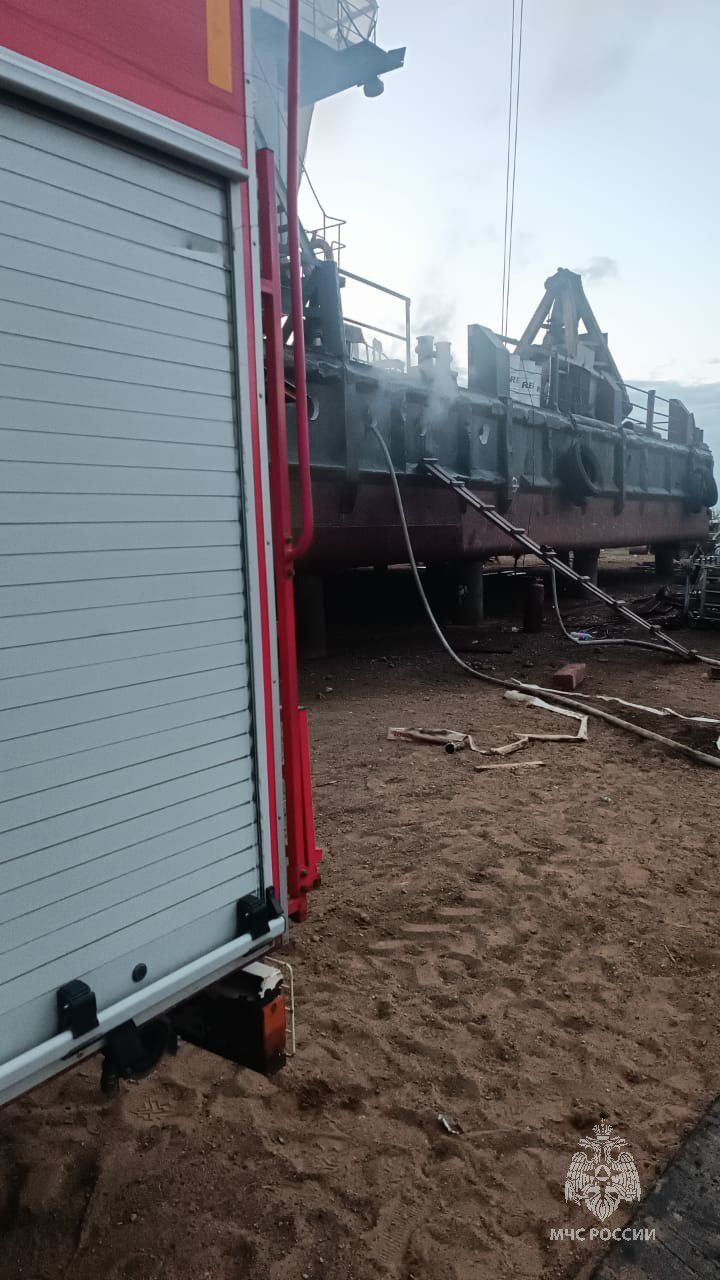 Плавучий кран загорелся в Набережных Челнах во время сварки