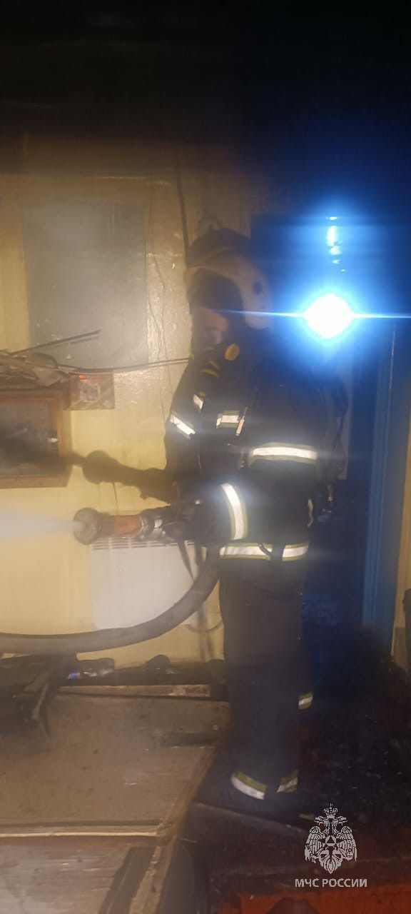 Плавучий кран загорелся в Набережных Челнах во время сварки