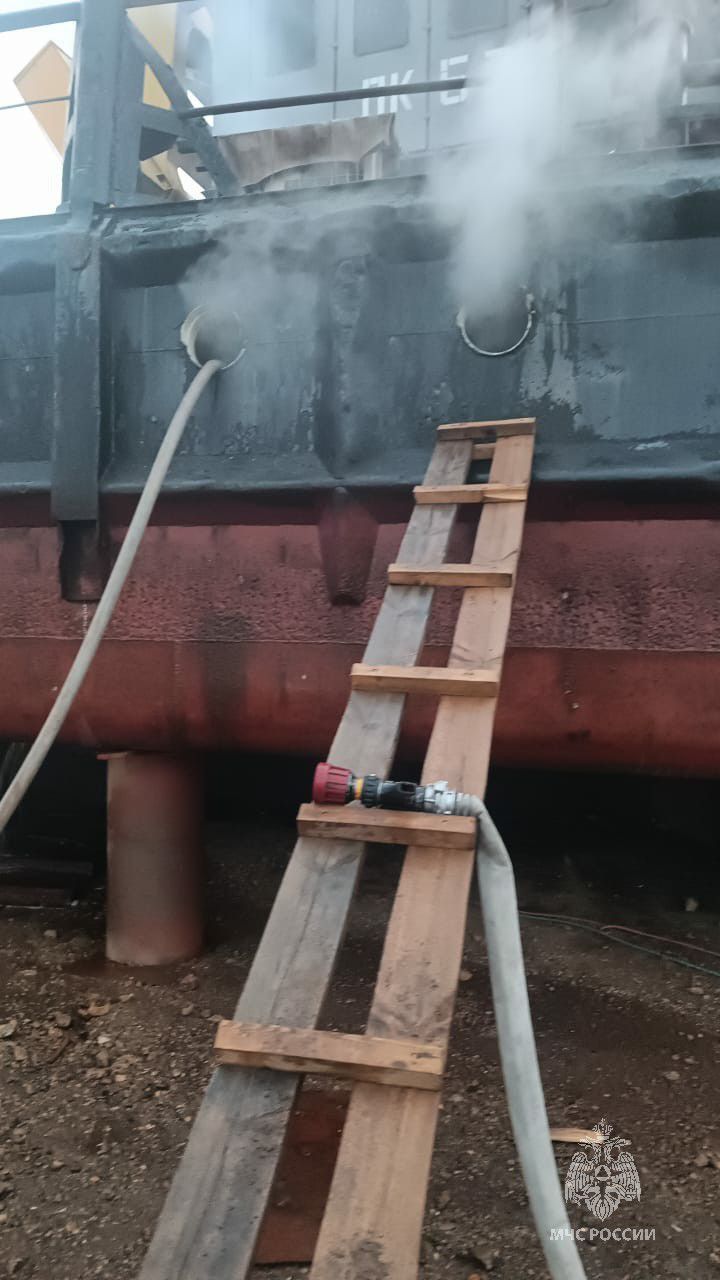 Плавучий кран загорелся в Набережных Челнах во время сварки