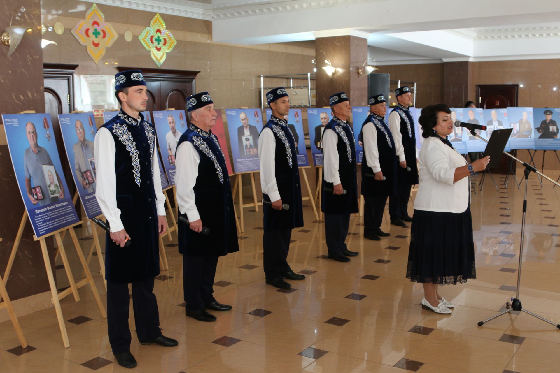 В двух районах Татарстана открылась фотовыставка «Отец Героя»