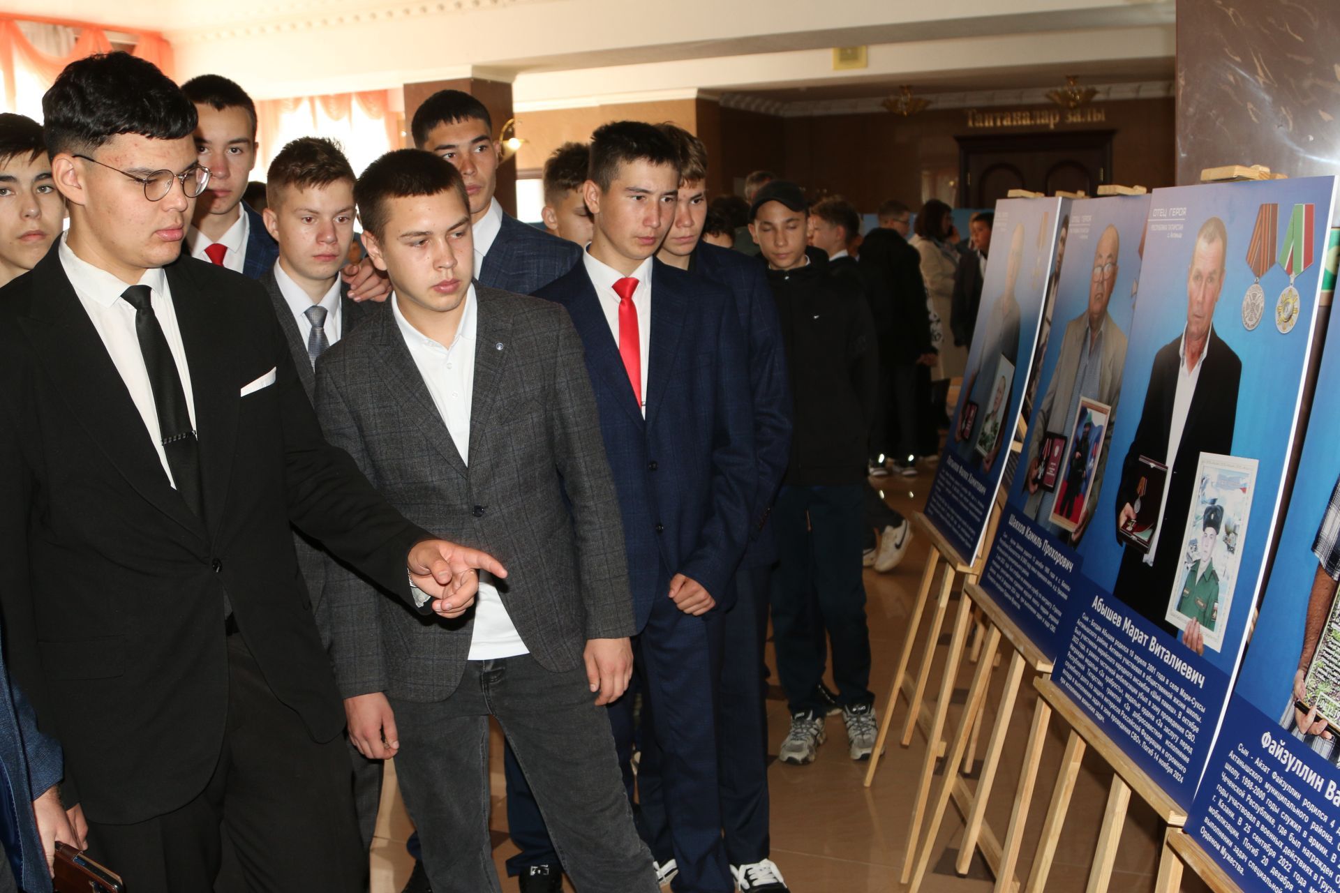 В двух районах Татарстана открылась фотовыставка «Отец Героя»