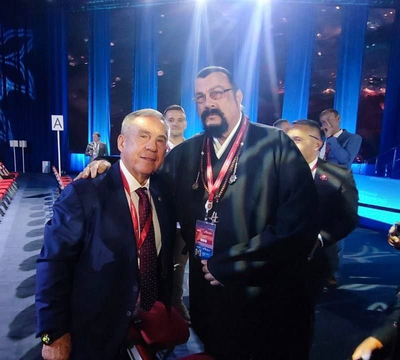 Стивен Сигал на ВЭФ пообещал Минниханову посетить Татарстан и признался в любви к республике