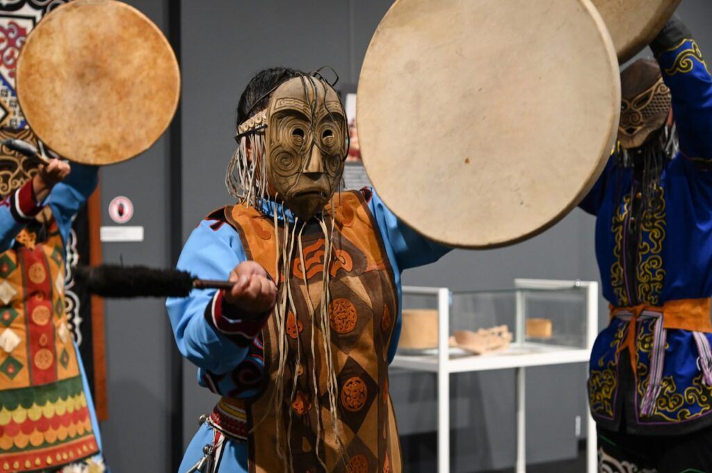 Кафтан шамана и халат из рыбьей кожи: в Казань приезжает выставка «Краски Амурской земли»