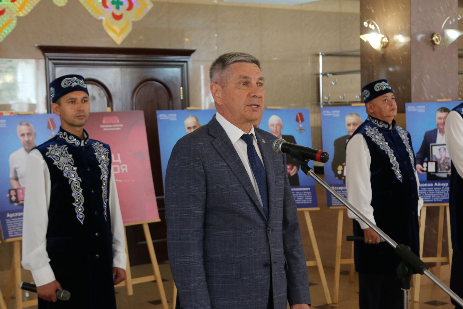 В двух районах Татарстана открылась фотовыставка «Отец Героя»