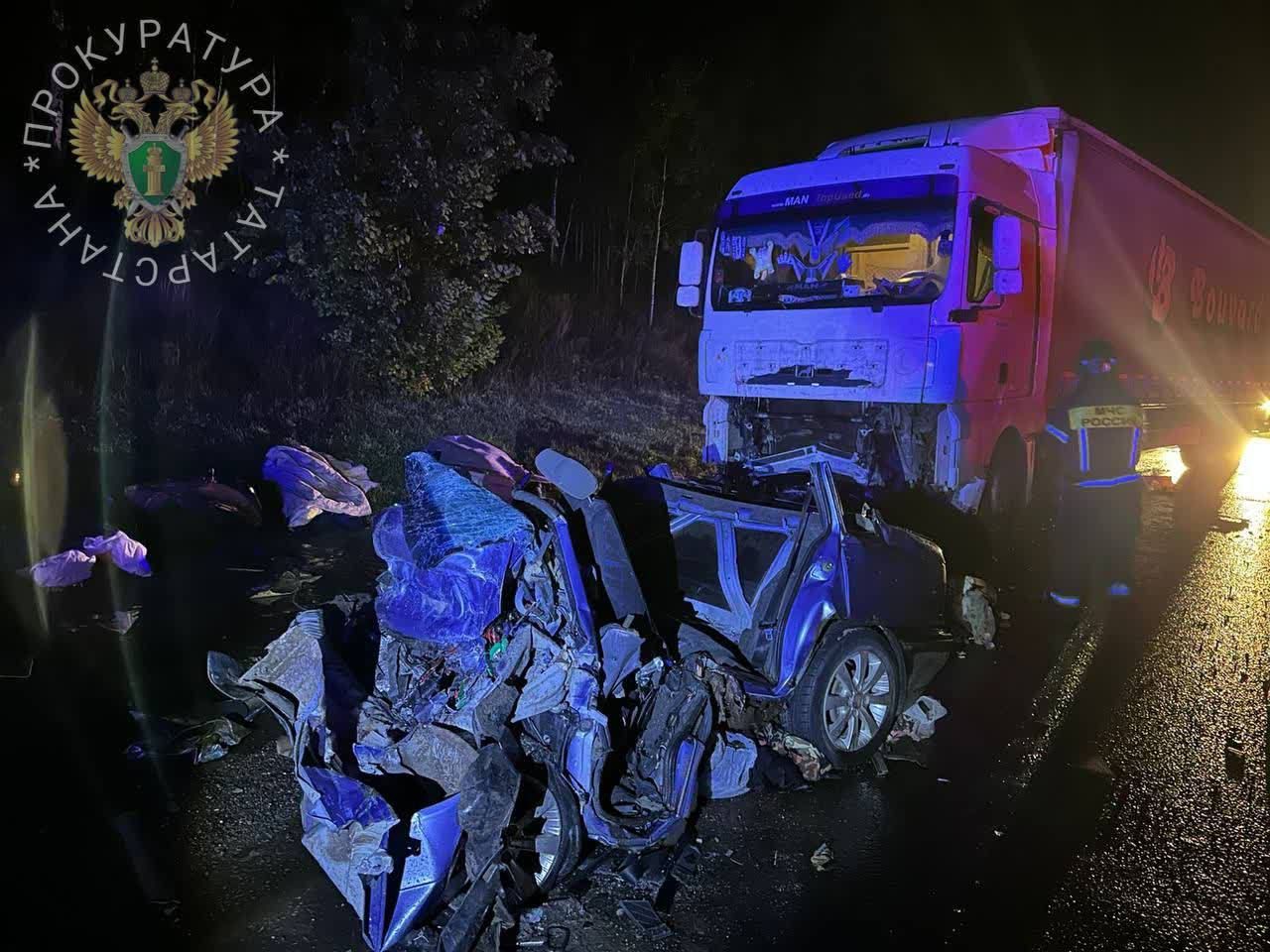 В аварии с грузовиком в Заинском районе погибли трое человек