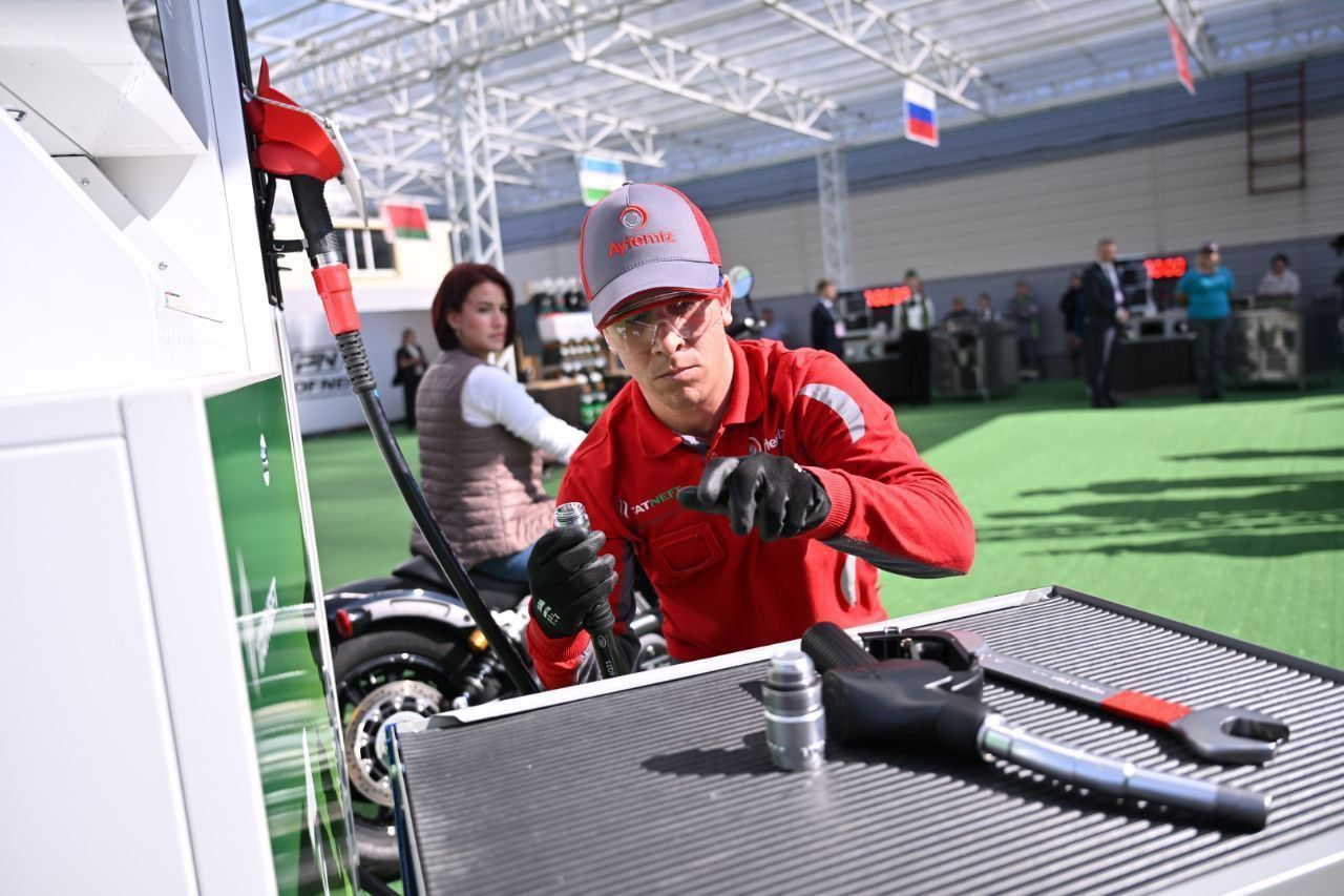 Минниханов посетил конкурс профмастерства среди молодых нефтяников в Альметьевске