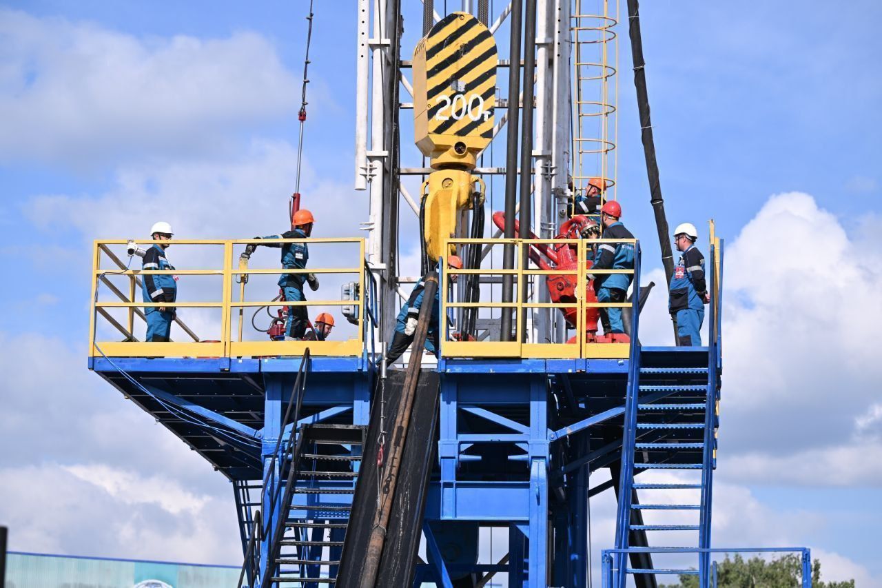 Минниханов посетил конкурс профмастерства среди молодых нефтяников в Альметьевске