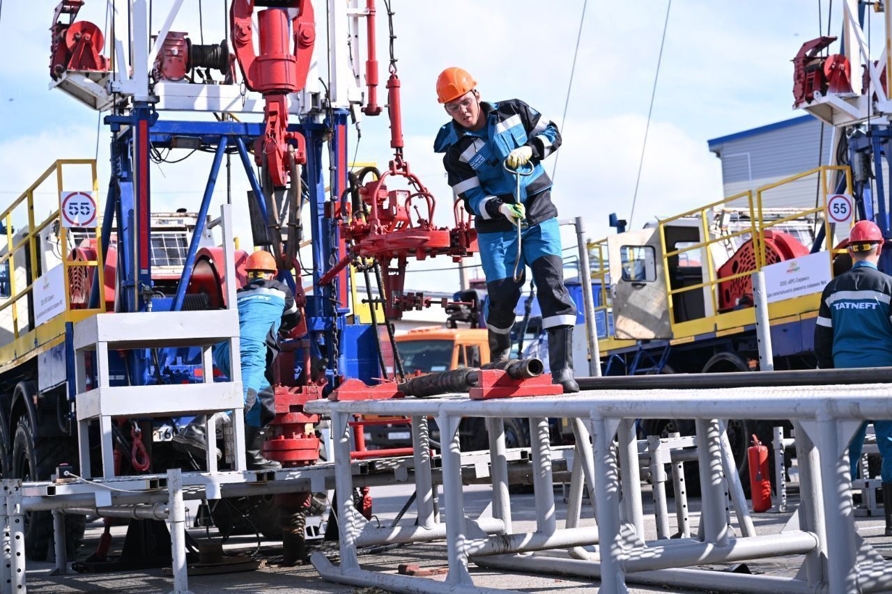 Минниханов посетил конкурс профмастерства среди молодых нефтяников в Альметьевске