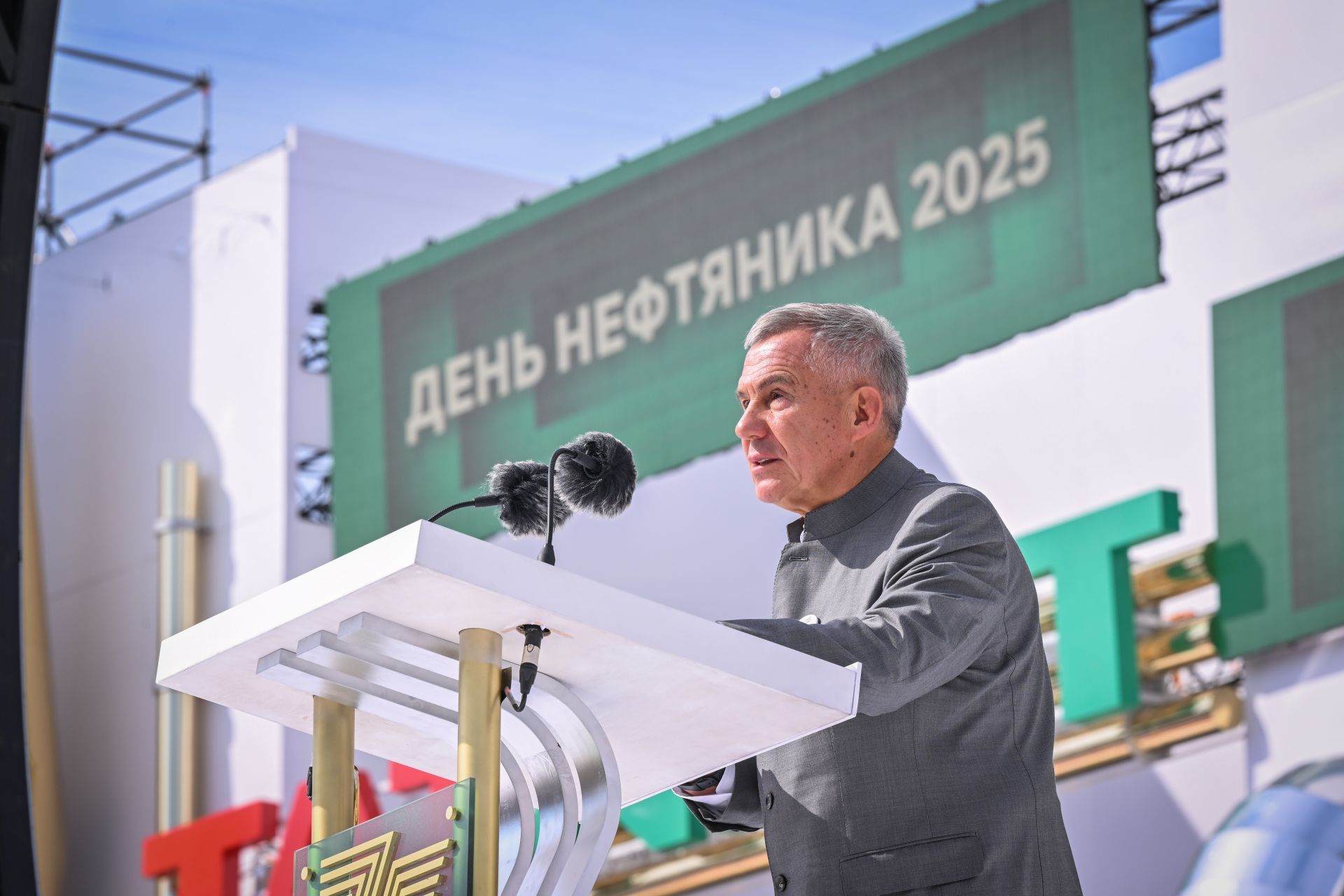 Минниханов поздравил татарстанцев с Днем нефтяника