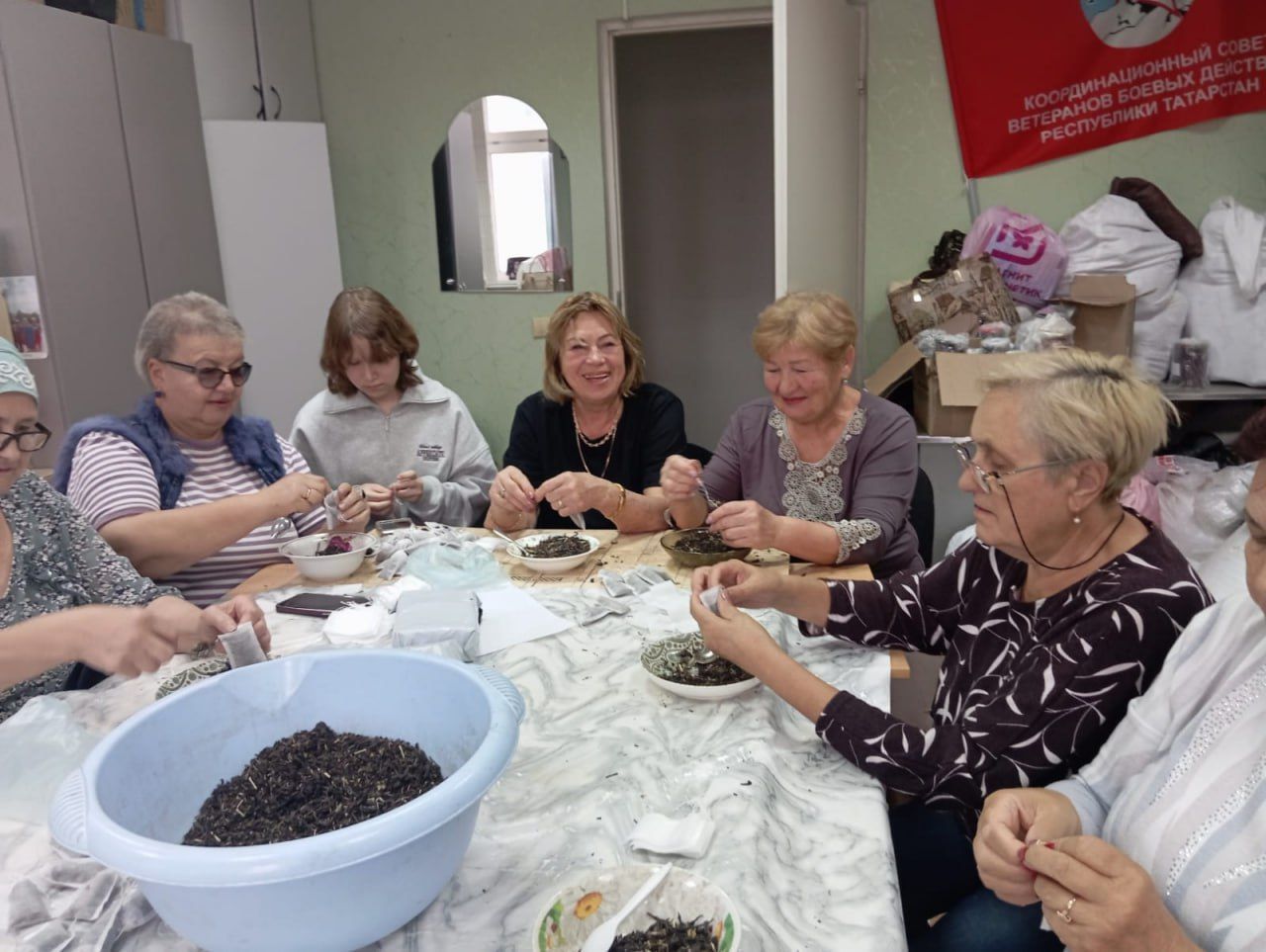 «Главное, с душой»: нурлатские волонтеры приготовили травяные чаи для бойцов СВО