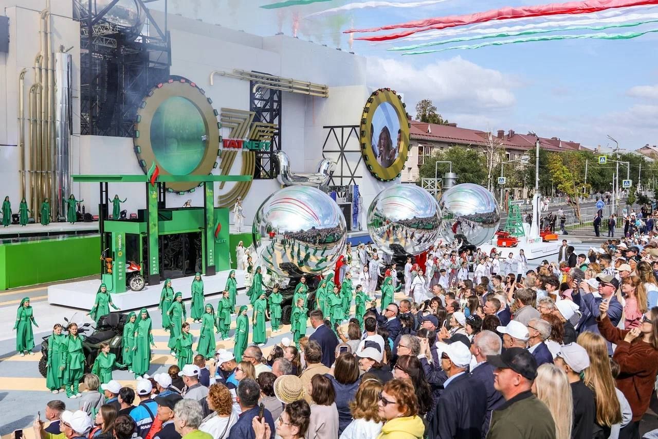 Праздник в честь Дня нефтяника в Альметьевске собрал более 60 тысяч гостей — фото