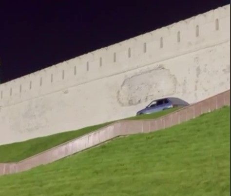 64 протокола составили на водителя, который проехал по пешеходной зоне у Казанского Кремля