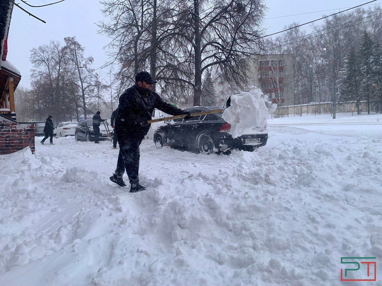 «Уже две лопаты сломал!»: жители Татарстана за деньги откапывают из снега чужие машины