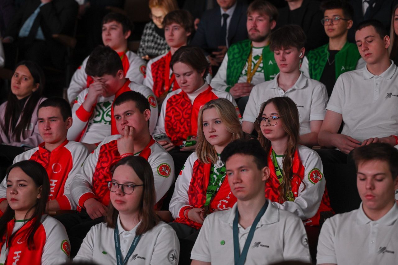 Минниханов встретился с победителями чемпионатов «Профессионалы», «Абилимпикс» и «Архипелаг»