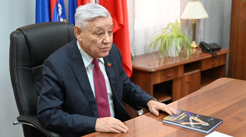 Болельщик «Динамо – Ак Барса» подарил Мухаметшину свою книгу о клубе