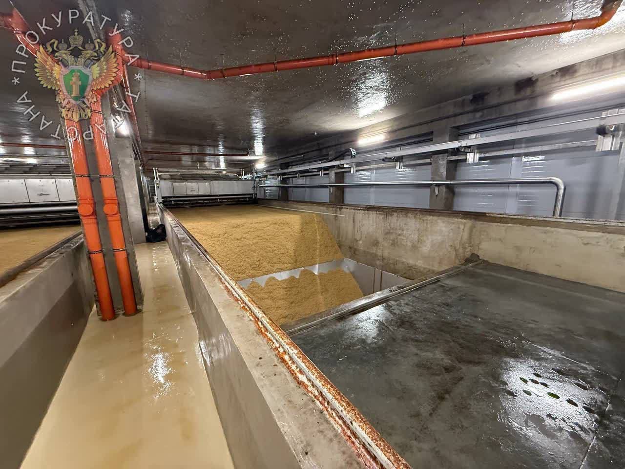 30-летнего рабочего зажало ворошителем зерна на производстве в Верхнеуслонском районе