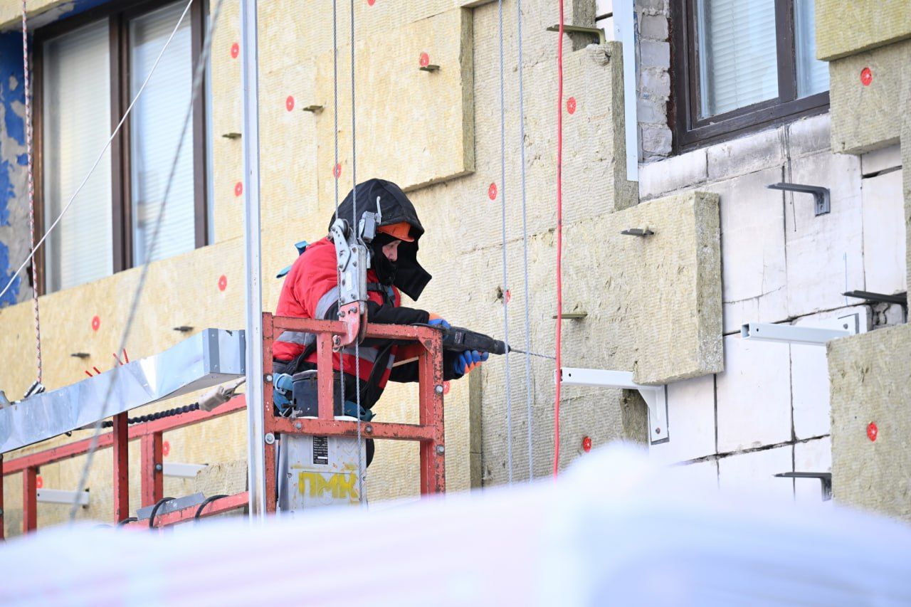 В Казани начали обновлять фасады шести домов у нового Театра Камала
