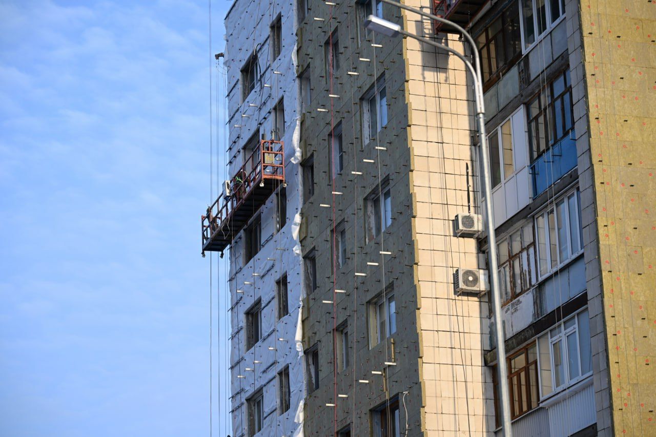 В Казани начали обновлять фасады шести домов у нового Театра Камала