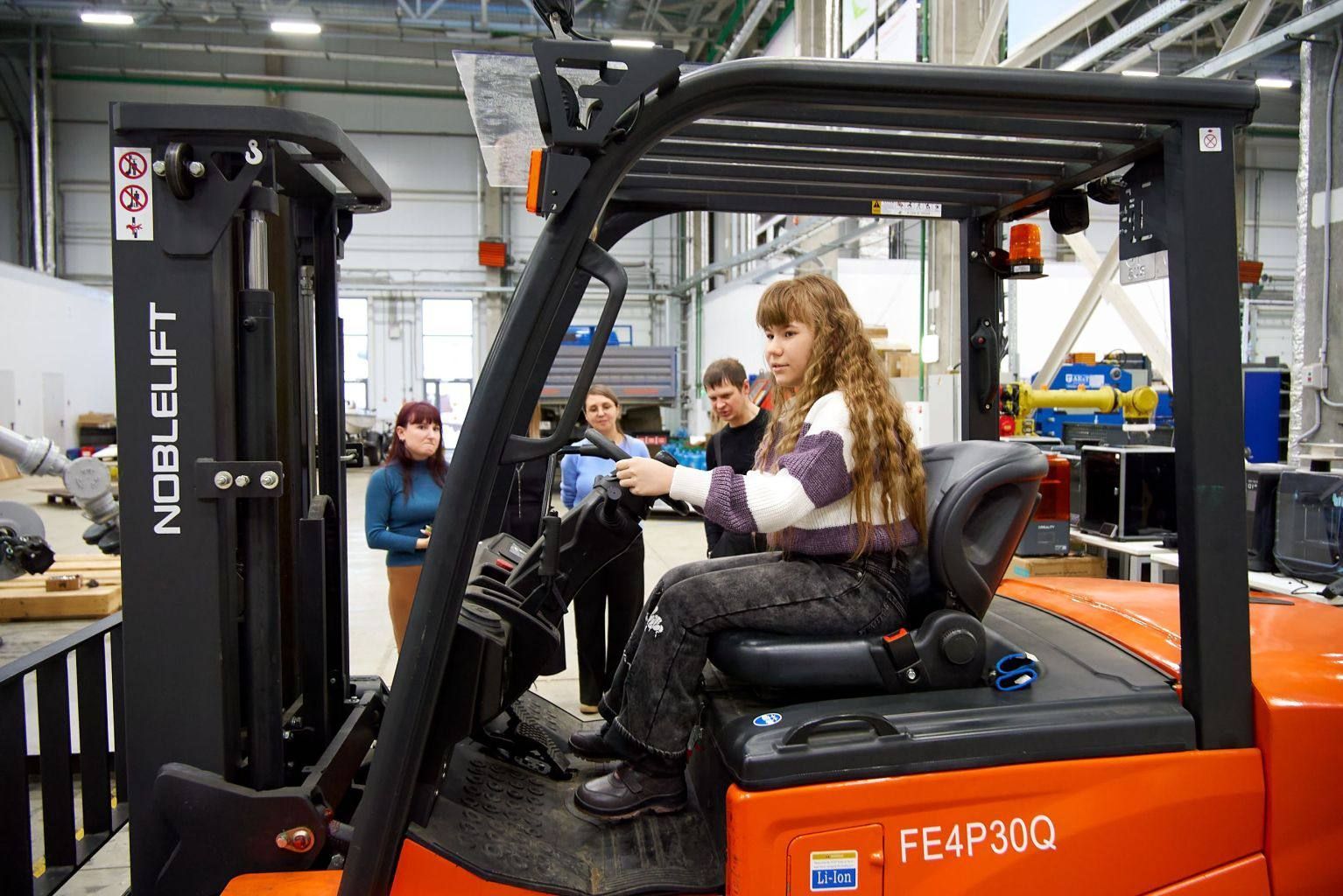 Глава Минпромторга РТ помог девочке из Казани увидеть промышленных роботов