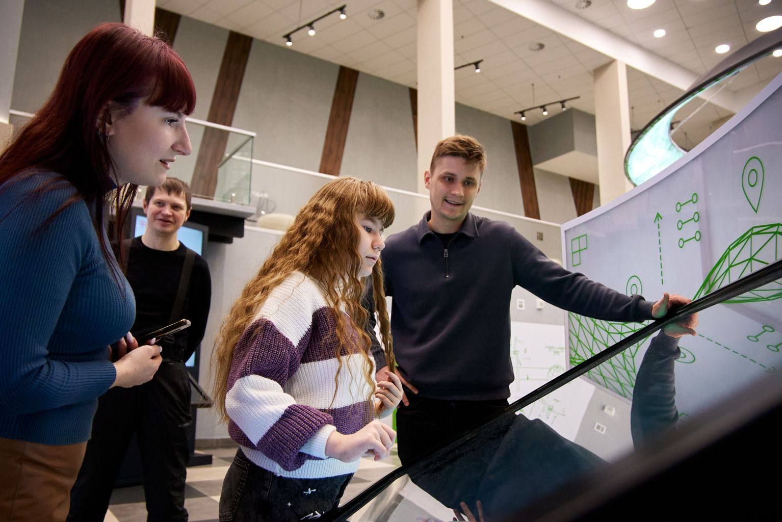 Глава Минпромторга РТ помог девочке из Казани увидеть промышленных роботов