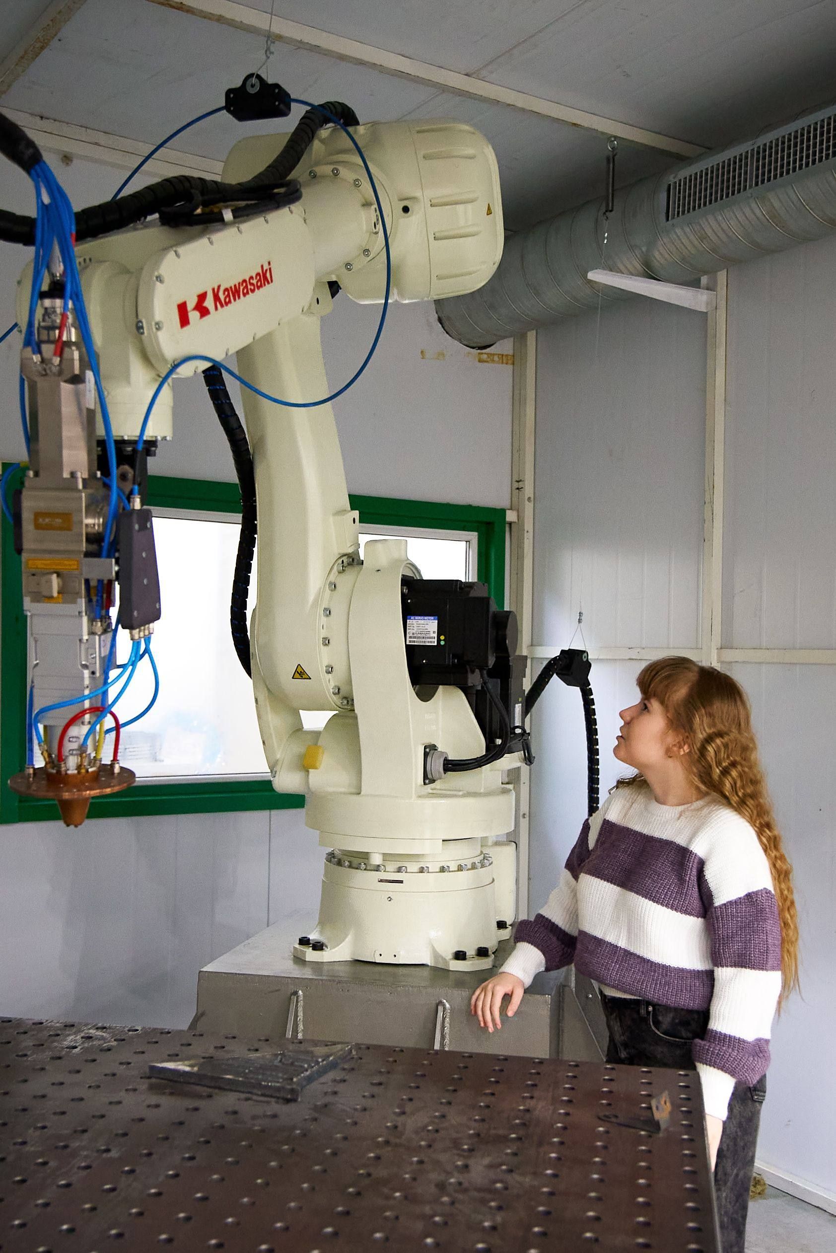 Глава Минпромторга РТ помог девочке из Казани увидеть промышленных роботов