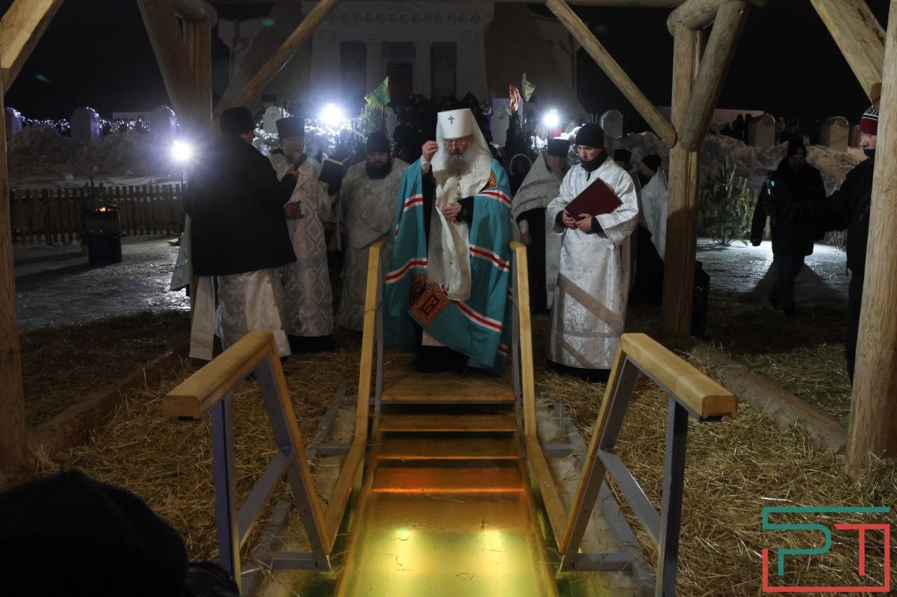 Митрополит Кирилл совершил чин великого освящения воды на реке Казанке