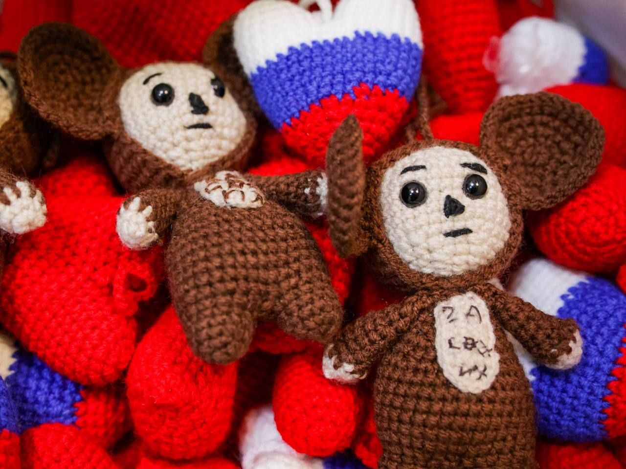 Пенсионерка из Альметьевского района связала более 400 оберегов для бойцов СВО