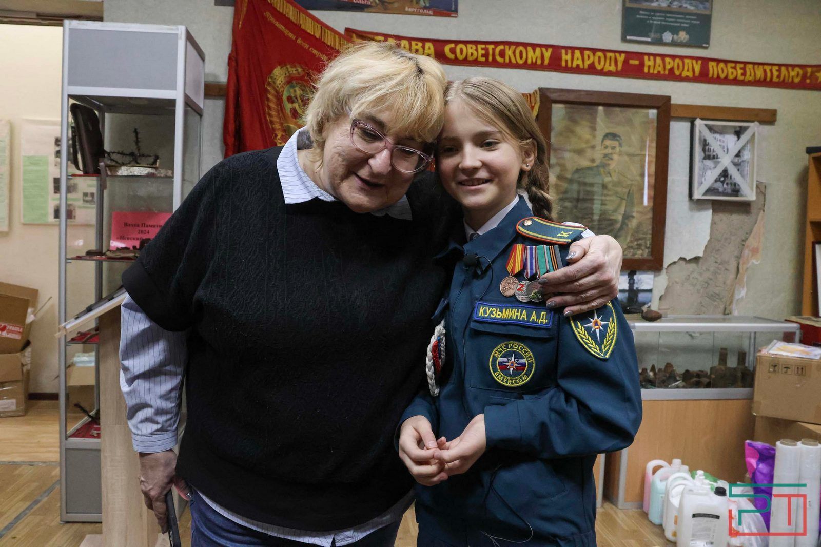 «Над нами дрон, а я – педаль газа в пол»: директор казанской школы сама возит гуманитарку на СВО