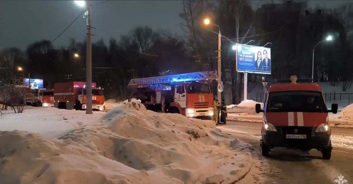 В Казани потушили пожар у горбольницы №18 – эвакуировано более ста человек