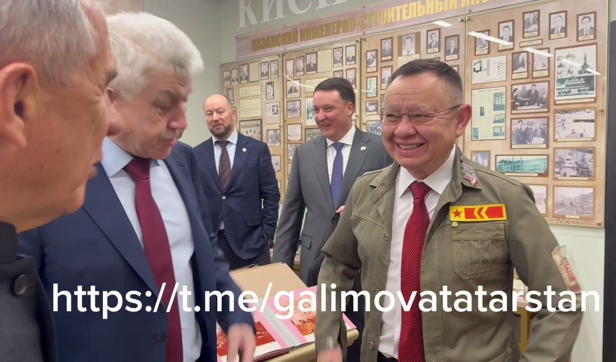 Глава Минстроя РФ Файзуллин в музее КГАСУ примерил свою форму времен студотряда