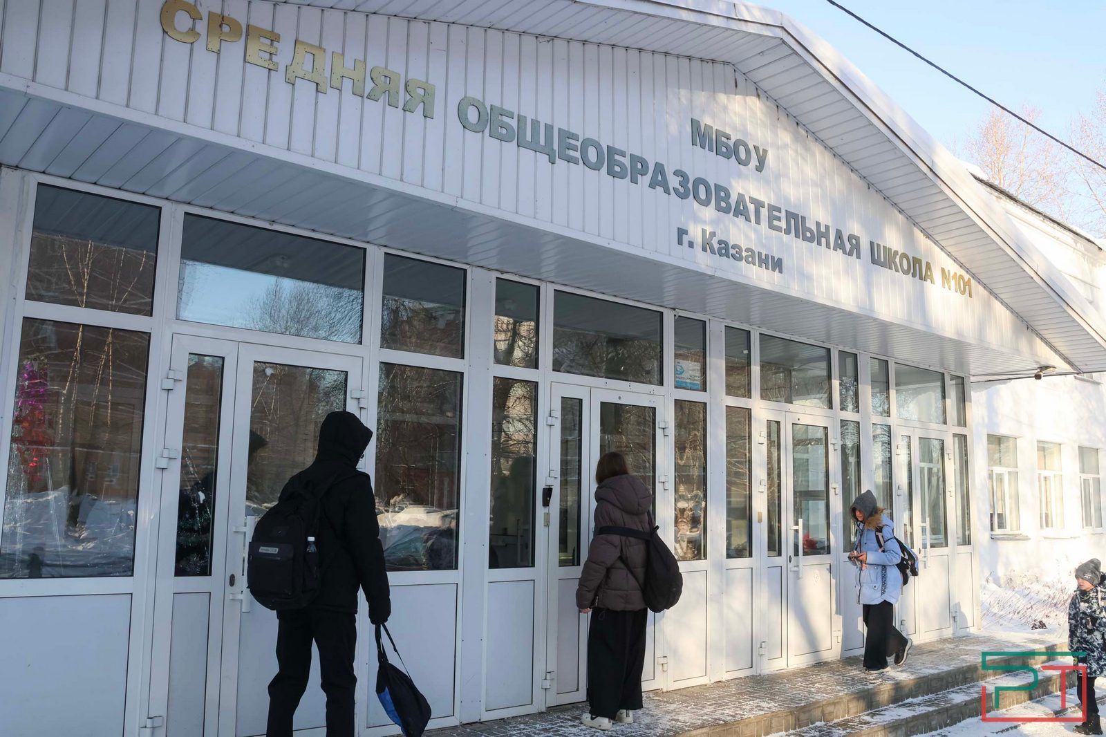 «Над нами дрон, а я – педаль газа в пол»: директор казанской школы сама возит гуманитарку на СВО