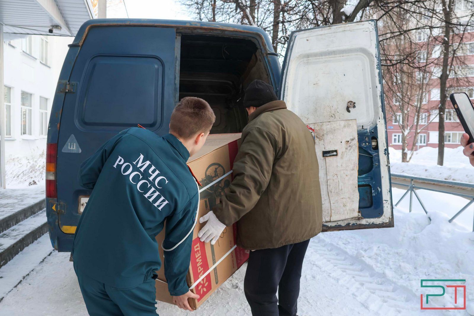 «Над нами дрон, а я – педаль газа в пол»: директор казанской школы сама возит гуманитарку на СВО