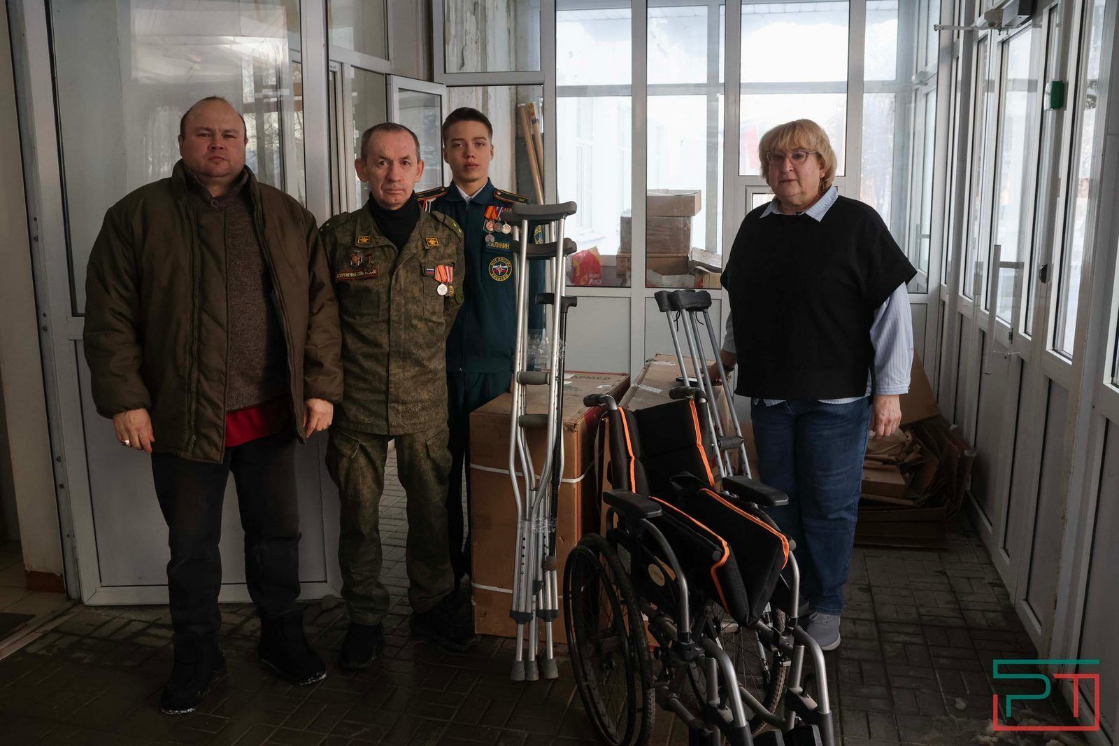 «Над нами дрон, а я – педаль газа в пол»: директор казанской школы сама возит гуманитарку на СВО