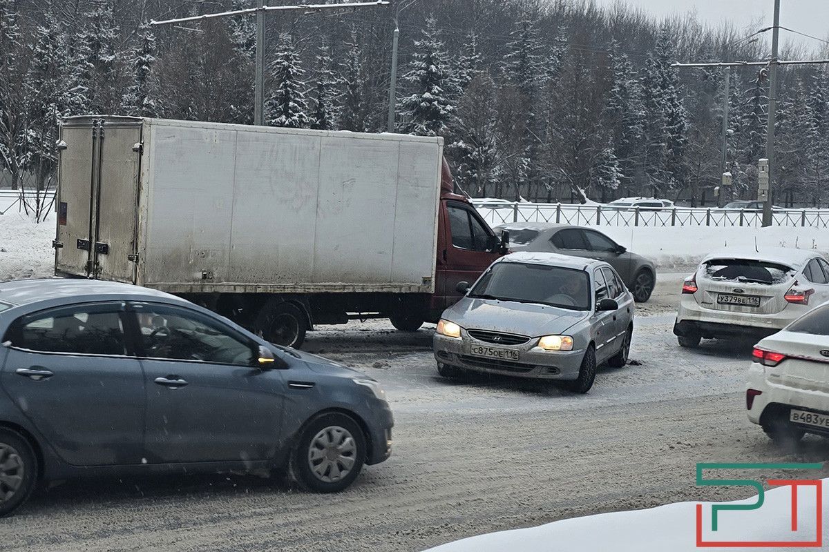 Массовая авария парализовала движение на проспекте Победы в Казани – фото
