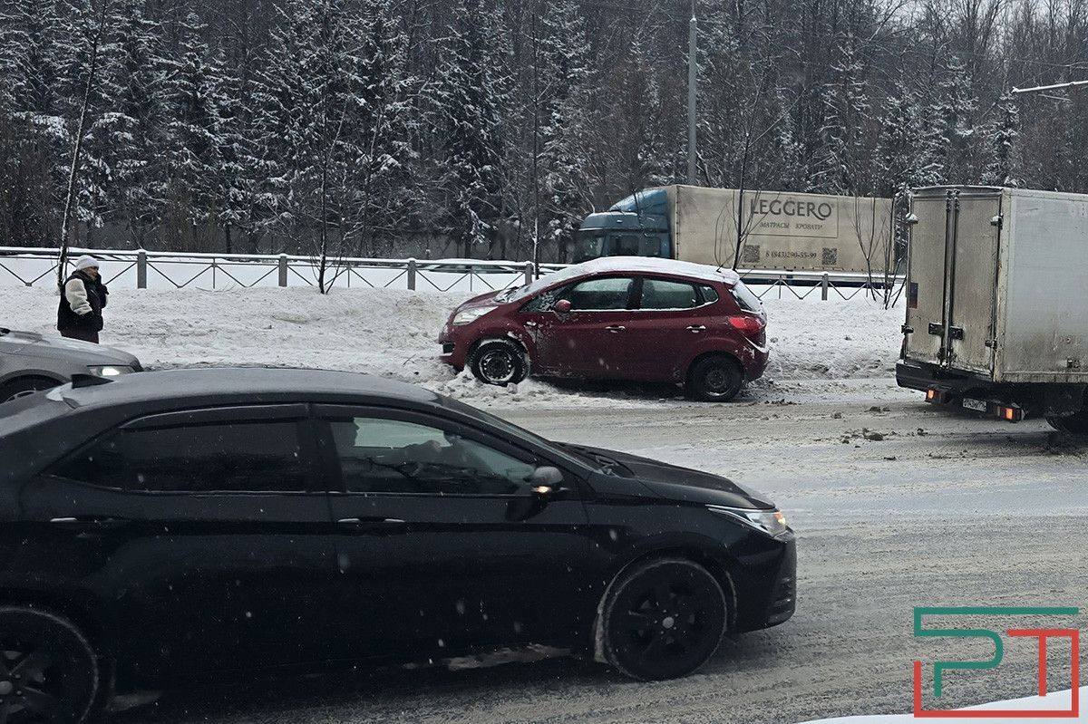 Массовая авария парализовала движение на проспекте Победы в Казани – фото
