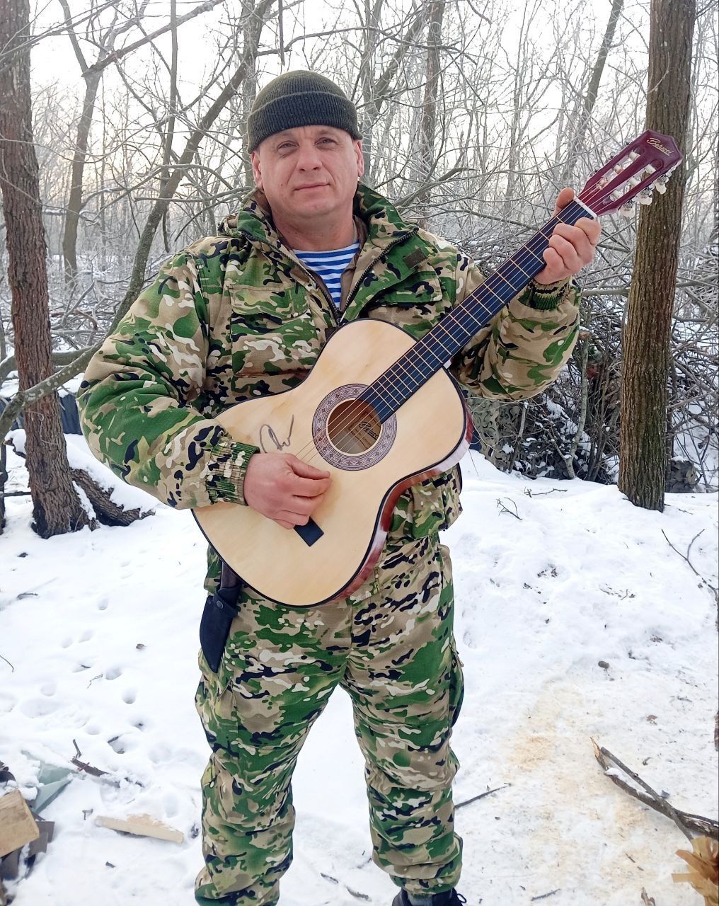 Гитара с автографом Рустама Минниханова доставлена десантникам в Запорожье