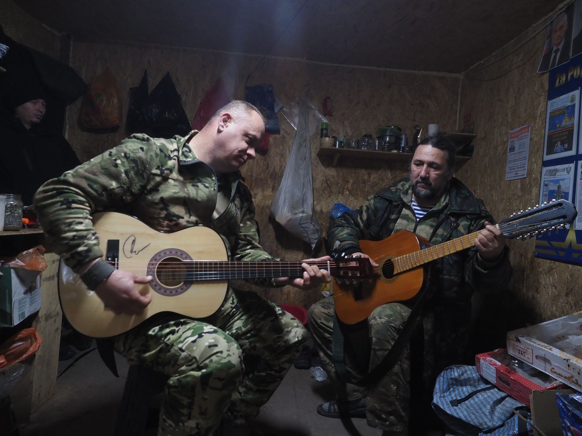 Гитара с автографом Рустама Минниханова доставлена десантникам в Запорожье