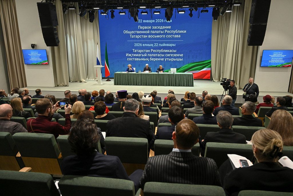 «Именно вы указываете власти верный путь»: Минниханов передал эстафету новому составу Общественной палаты РТ