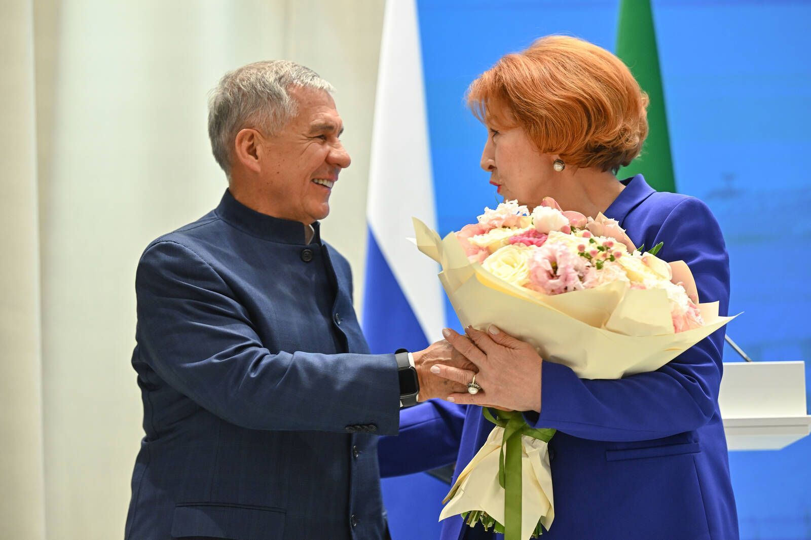 Рустам Минниханов наградил Зилю Валееву медалью за заслуги перед Татарстаном