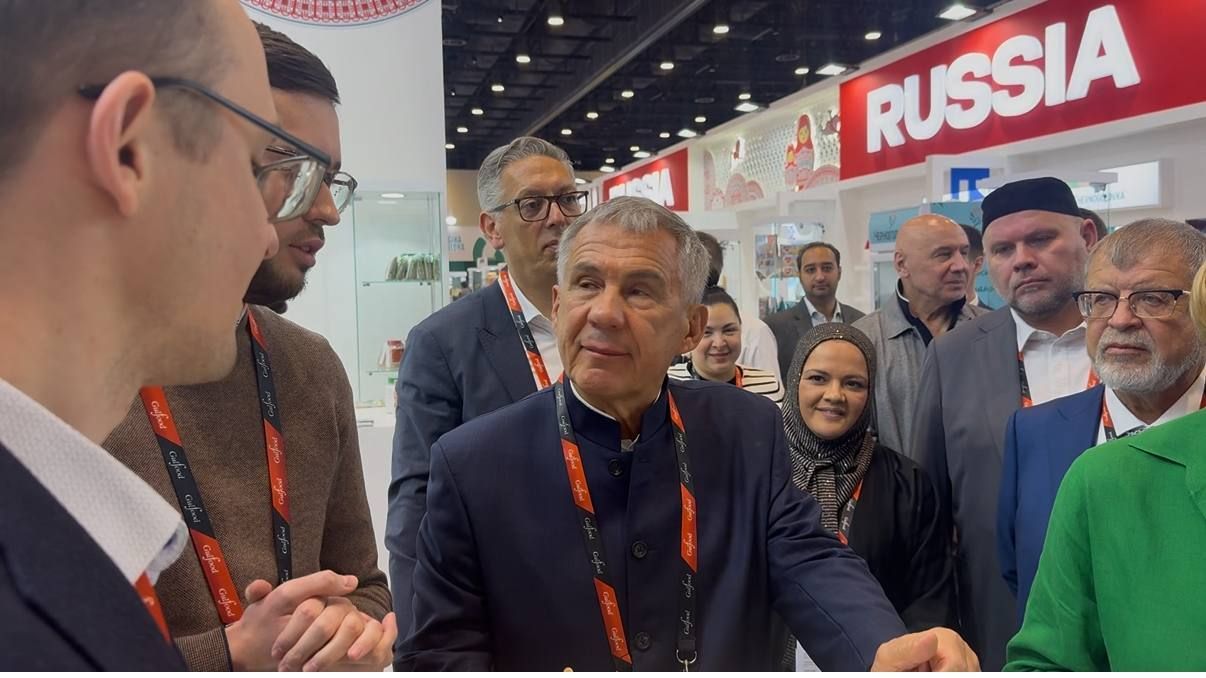 Минниханов показал Лут стенд Татарстана на выставке Gulfood в Дубае