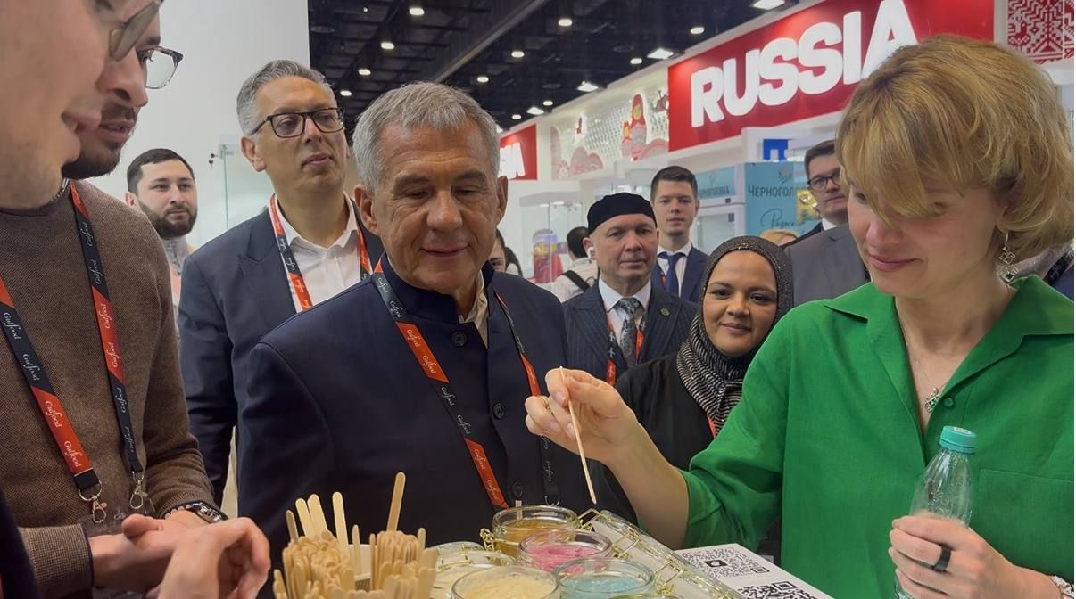 Минниханов показал Лут стенд Татарстана на выставке Gulfood в Дубае