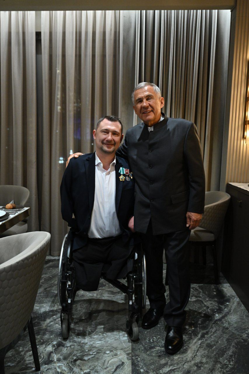 Минниханов поделился фото с паралимпийцем Талаем: «Удивительной воли человек!»