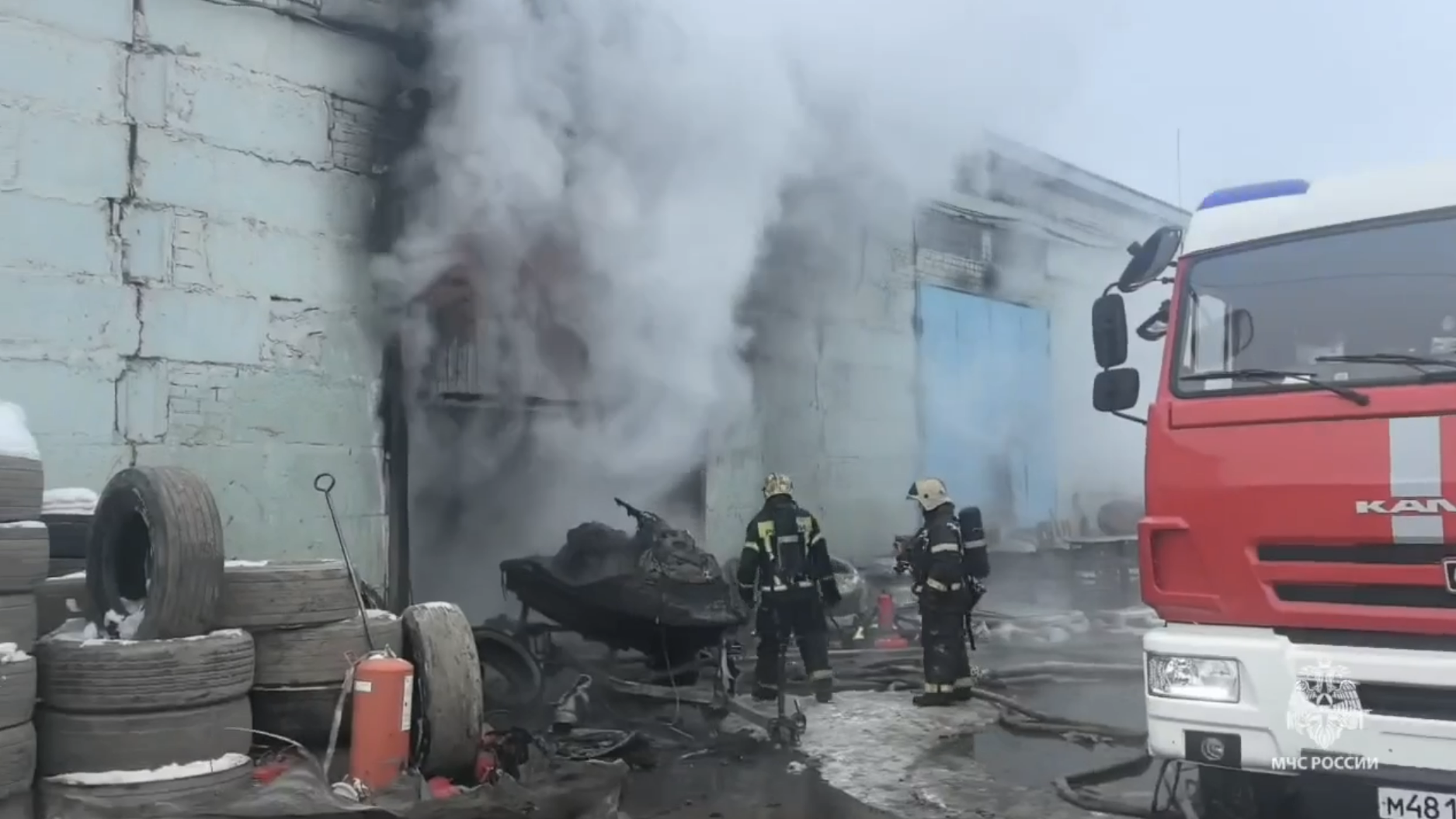 Пожарные потушили склад шин в Набережных Челнах