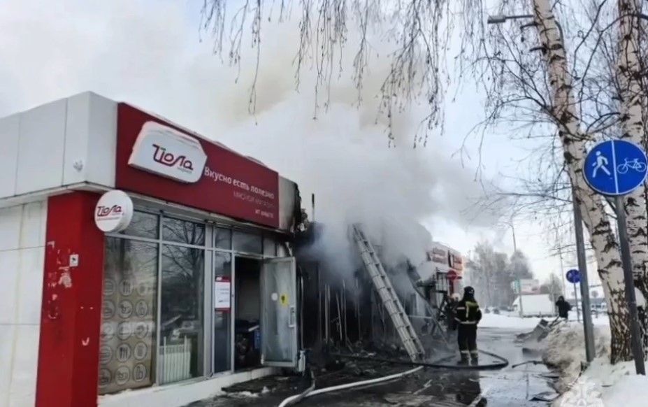 В Челнах загорелись алкомаркет и аптека - пострадала женщина