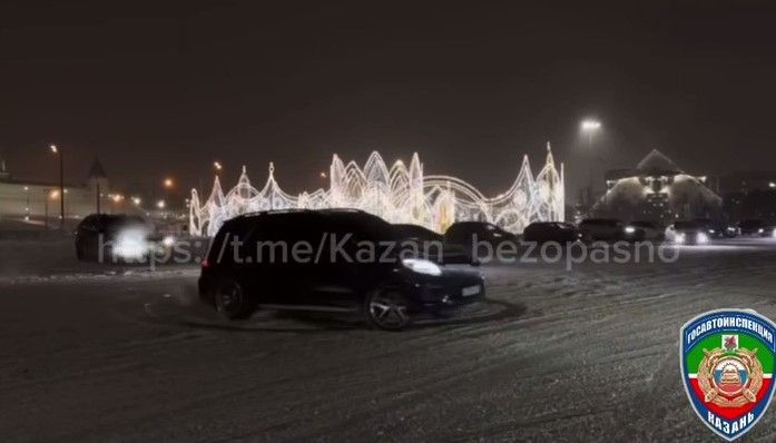 Сотрудники ГАИ оштрафовали водителя Mercedes за дрифт на площади 1000-летия Казани